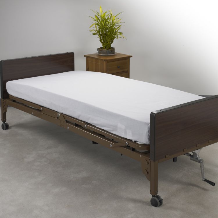 Hospital bed linen kit with fitted sheets for adjustable beds
